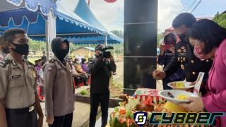 Usai Upacara HUT Bhayangkara ke-74, Sejumlah Anggota Polres Raja Ampat dan Tokoh Adat Tuai Penghargaan